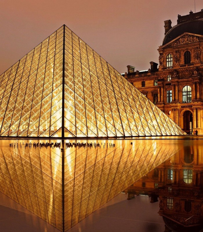 Louvre Tour with Pick-Up & Drop Off in Paris