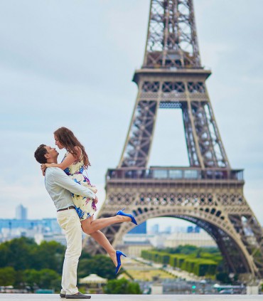 Couple in love enjoying the Best of Paris tour, visiting the Eiffel Tower, Louvre, and Seine River.